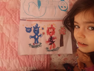 Ζωγραφιές με παιδικά σχέδια και χρώματα