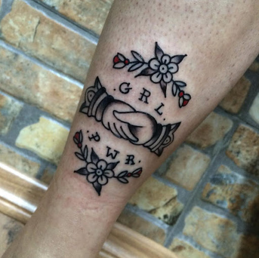 Este neo tradicional girl power tat
