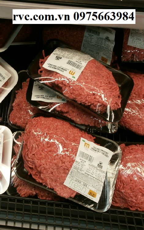 Khay nhựa đen đựng thịt bò tại Thủ Đức