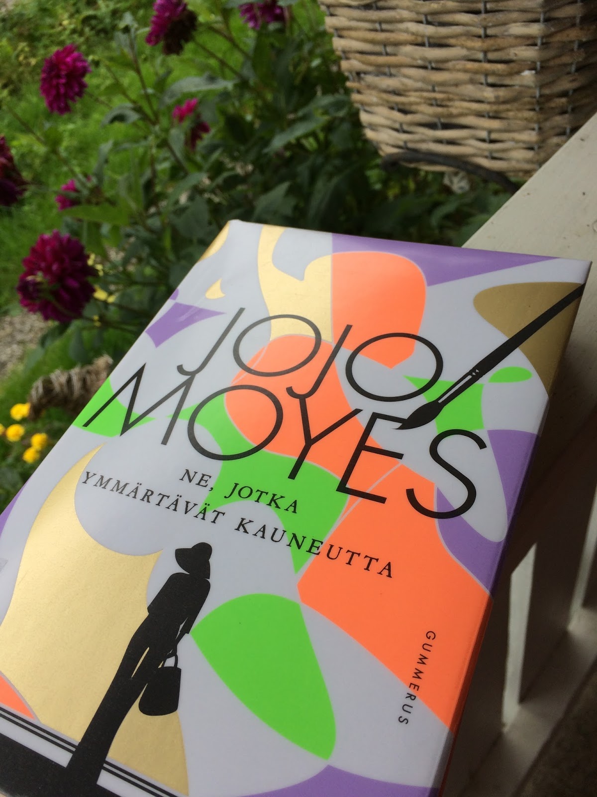 kuvia nuorista naisista alasti