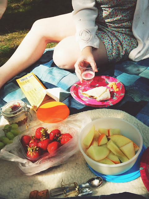 Vanhoista farkuista tilkkutyö ja tyynyt- Piknik rannalla