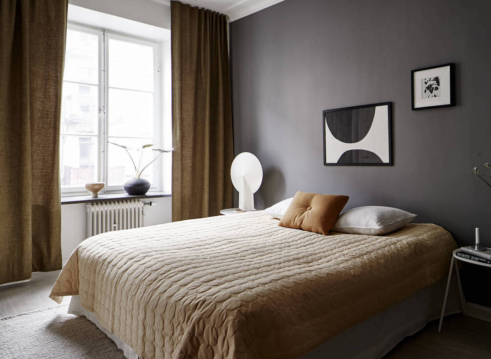 Una camera da letto color antracite