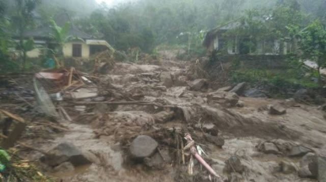 Histeris Warga Kedatangan Banjir Bandang di Magelang