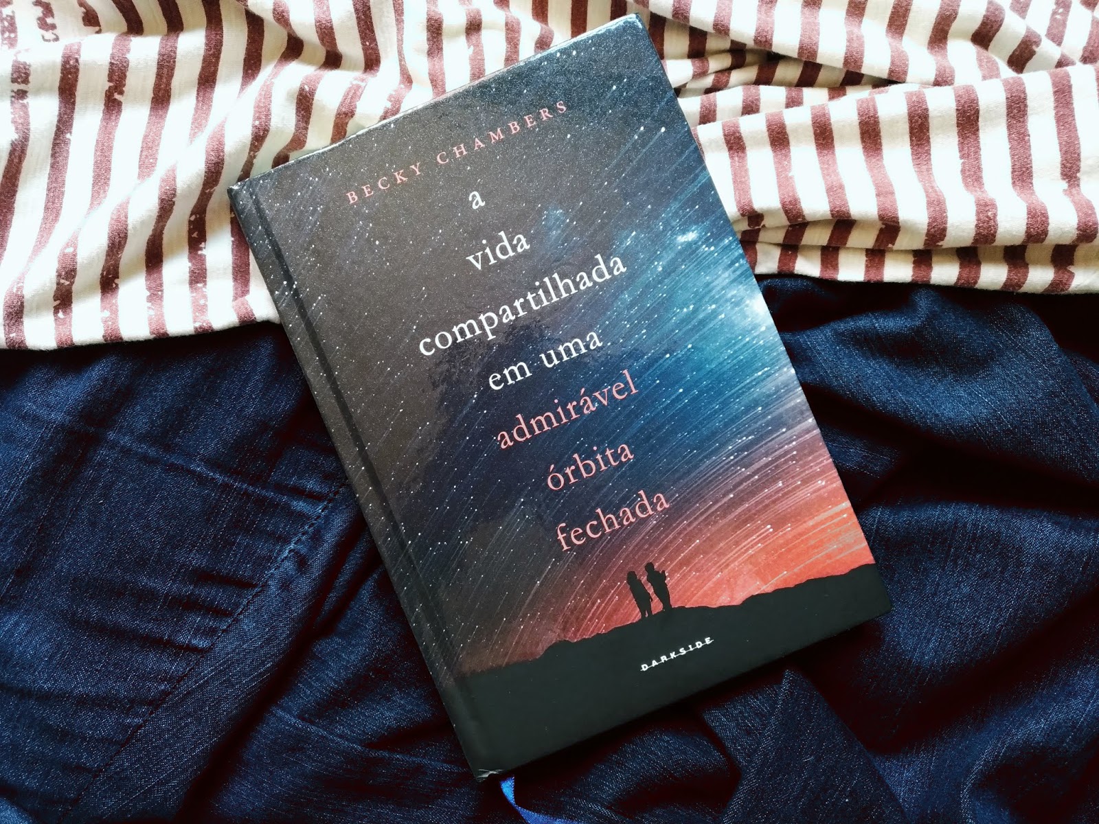 A VIDA COMPARTILHADA EM UMA ADMIRÁVEL ÓRBITA FECHADA - BECKY CHAMBERS LIVRO: A VIDA COMPARTILHADA EM UMA ADMIRÁVEL ÓRBITA FECHADA - BECKY CHAMBERS
