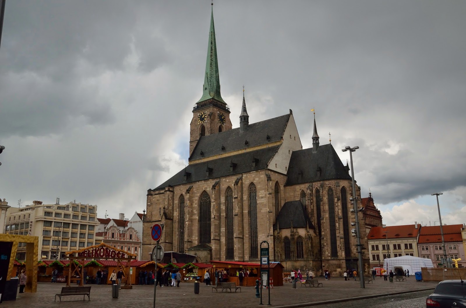 Náměstí Republiky con la iglesia de san Bartolomé acechando un gran chaparrón Náměstí Republiky con la iglesia de san Bartolomé en Pilsen