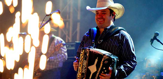 Intocable cantante en escenario en vivo Intocable cantante en escenario en vivo