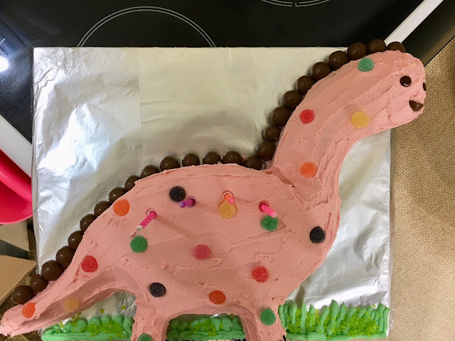 Easy pink dinosaur party and cake DIY