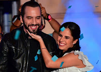 NAYIB BUKELE ET SA FEMME GABRIELA RODRIGUEZ SALUENT LEURS PARTISANS DIMANCHE SOIR À SAN SALVADOR.