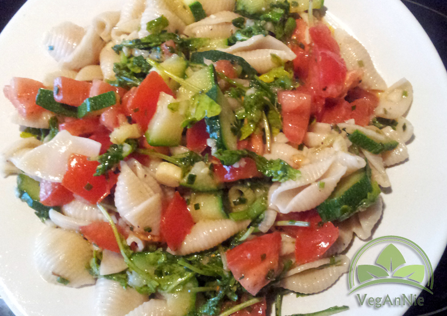 Vantastisch vegan kochen: Mediterraner Nudel-Rucola-Salat