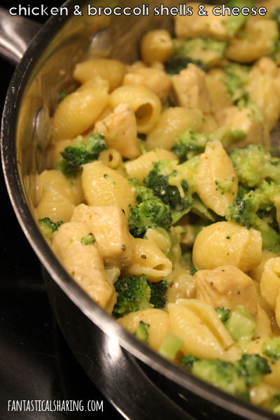 Chicken and Broccoli Shells and Cheese // Not just a box of boring macaroni, this shells and cheese recipe is homemade with love and broccoli! #SundaySupper #recipe #pasta #under30minutes #broccoli #chicken