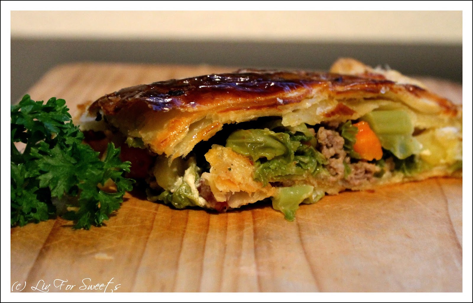 Liv For Sweets: Wirsing-Hack-Strudel mit Kartoffeln, Karotten und Speck