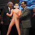 EMPRESARIO REGALA UNA MUÑECA HINCHABLE AL MINISTRO DE ECONOMÍA DE CHILE