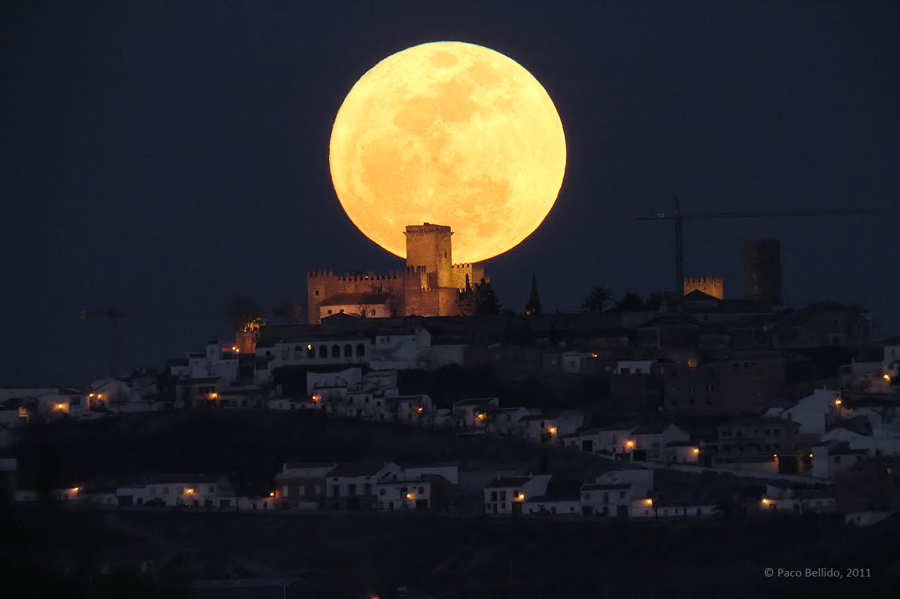 Spaceports: Super Moon Photographed March 19, 2011