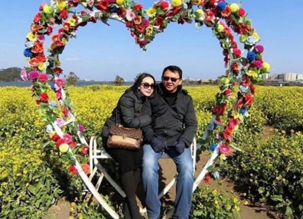 Foto Mesra Ahok dan Puput, Warganet: Menyedihkan, Pamor Pria Jatuh di Tangan Wanita Foto Mesra Ahok dan Puput, Warganet: Menyedihkan, Pamor Pria Jatuh di Tangan Wanita