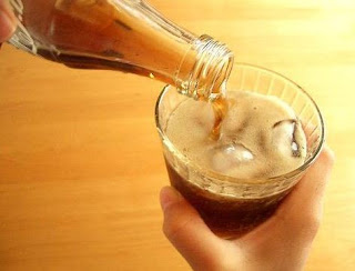 mengkonsumsi minuman bersoda mengkonsumsi minuman bersoda