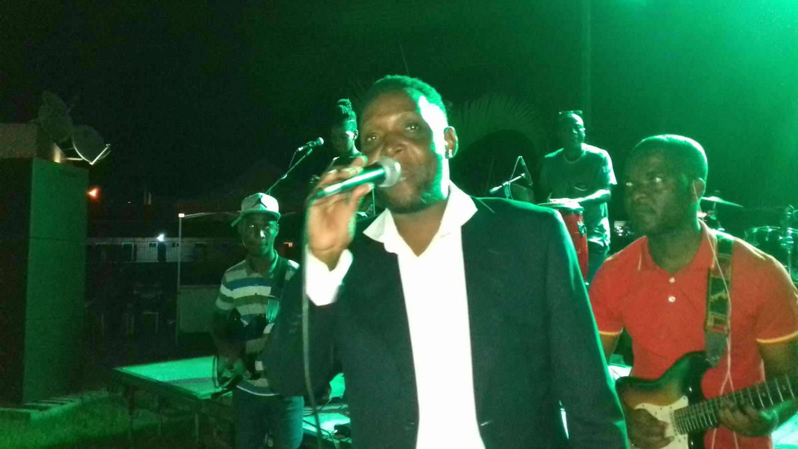 Justino Handanga e Banda FM animam confraternização de fim de ano na