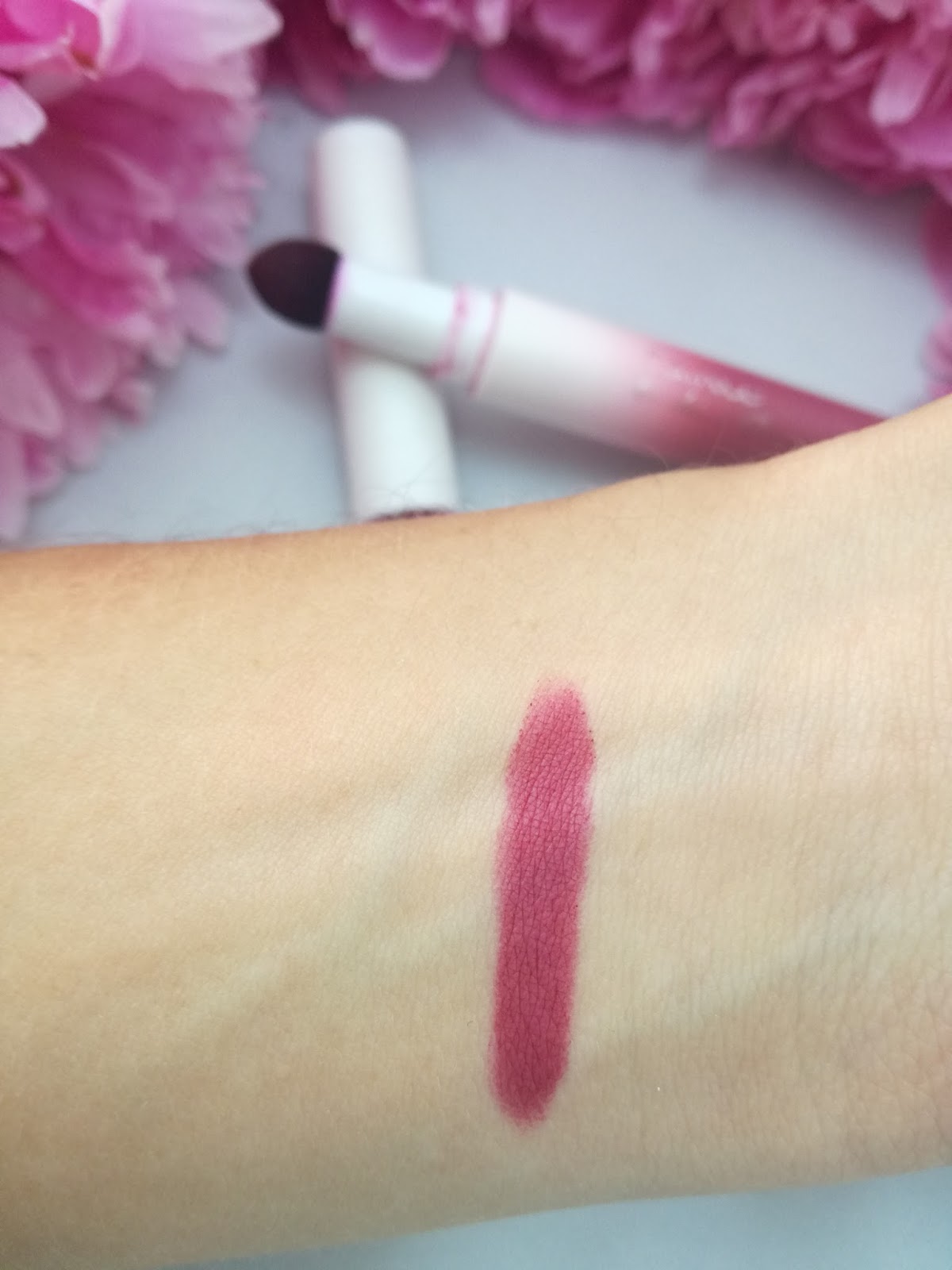 catrice-provocatrice-limited-edition-cushion-powder-lips-berry-bow-swatch