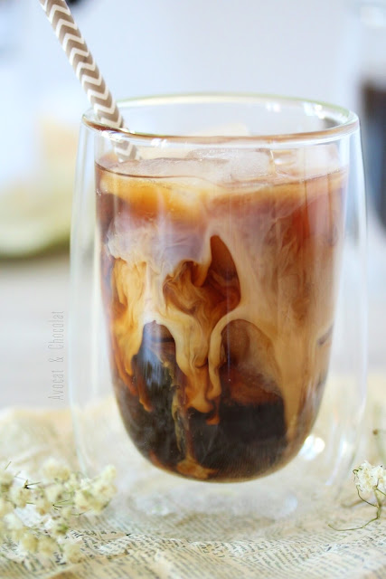 alt="iced coffee dans un joli verre avec la crème qui se mélange gentiment au caé"