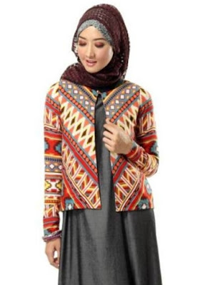 Perpaduan blazer batik modern dengan gamis polos Perpaduan blazer batik modern dengan gamis polos