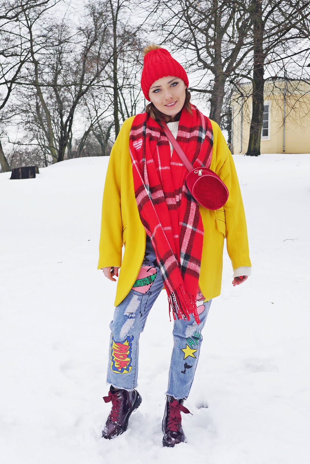 żółty płaszcz spodnie z naszywkami czerwony szalik bordowe traperki renee karyn blog modowy blogerka modowa