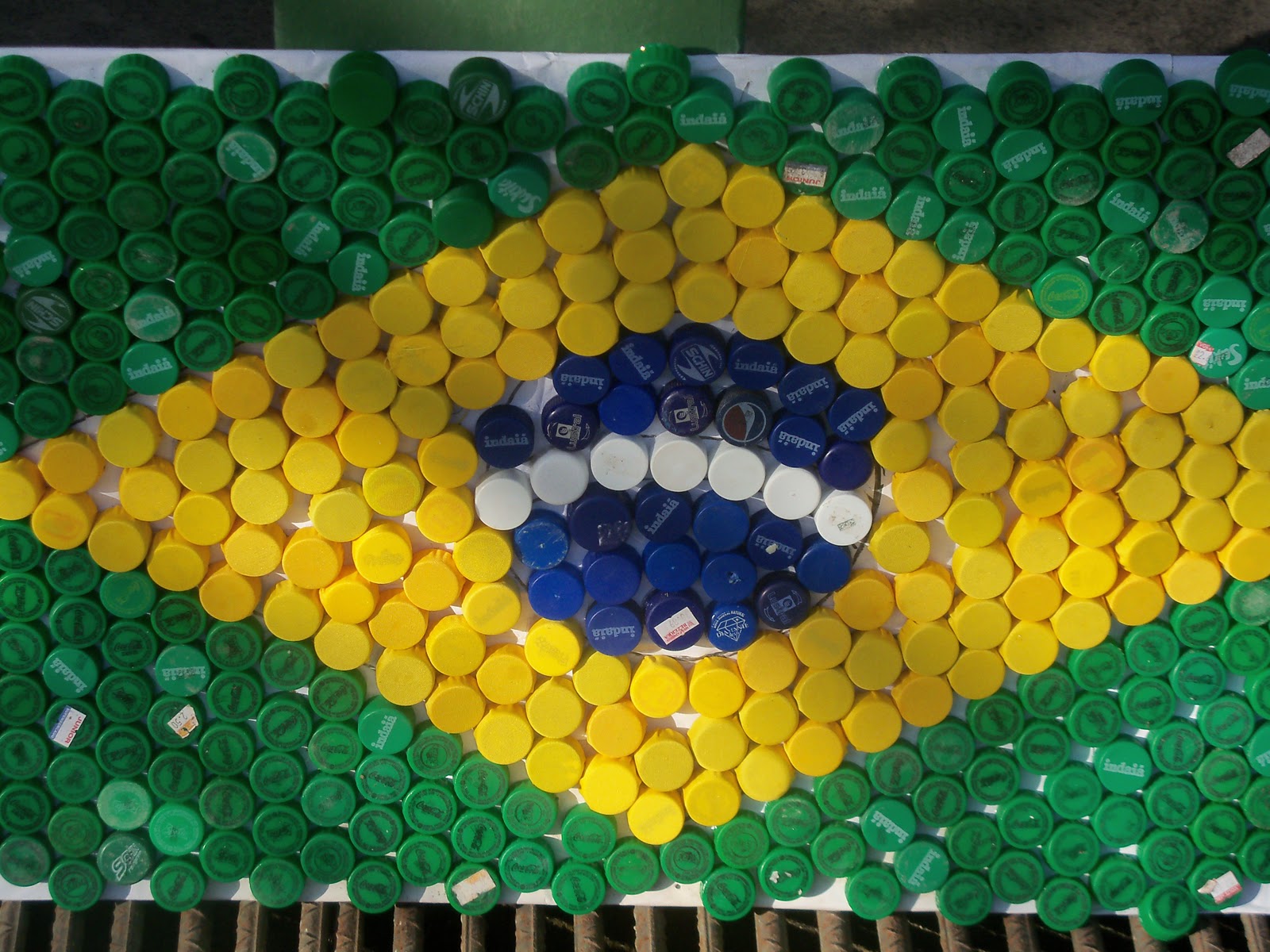 Atividade de reciclagem e arte para o Dia da Bandeira com tampinhas de  garrafa pet-ESPAÇO EDUCAR