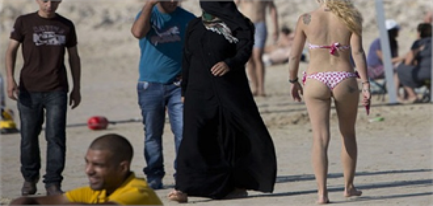 Ιταλία: Δικαστής επέβαλε πρόστιμο πάνω από 2.500 ευρώ σε Ιταλίδες επειδή φορούσαν μπικίνι σε παραλία όπου υπήρχαν μουσουλμάνοι