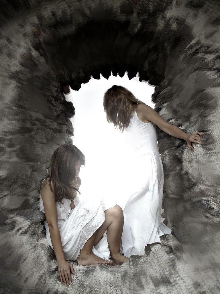 Preciosa imagen surrealista de una mujer atrapada en una gruta.