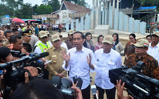 suasana saat kunjungan presiden Jokowi ke proyek PLBN Entikong-Kalbar