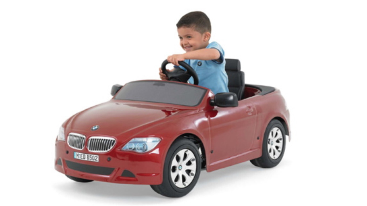 Там едут машинки. Машина для детей. Машинки для детей большие. Настоящая машина для детей. Едет на игрушечной машине.