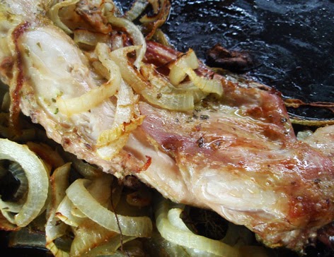 Conejo asado en el horno