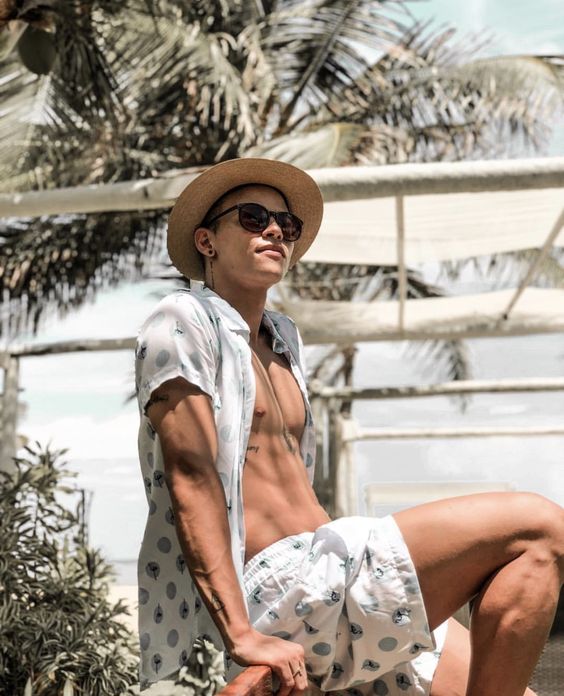 Look Masculino com Short Curto Estampado Praia Tendência Masculina Verão 2019