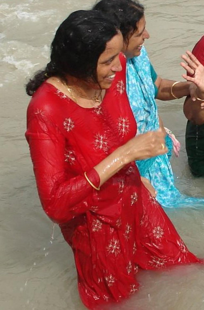 Bathing In Open Saree Aunty Image 4 Fap