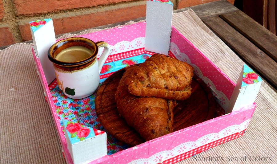 Decoupage-en-una-caja-de-fresas-bandeja
