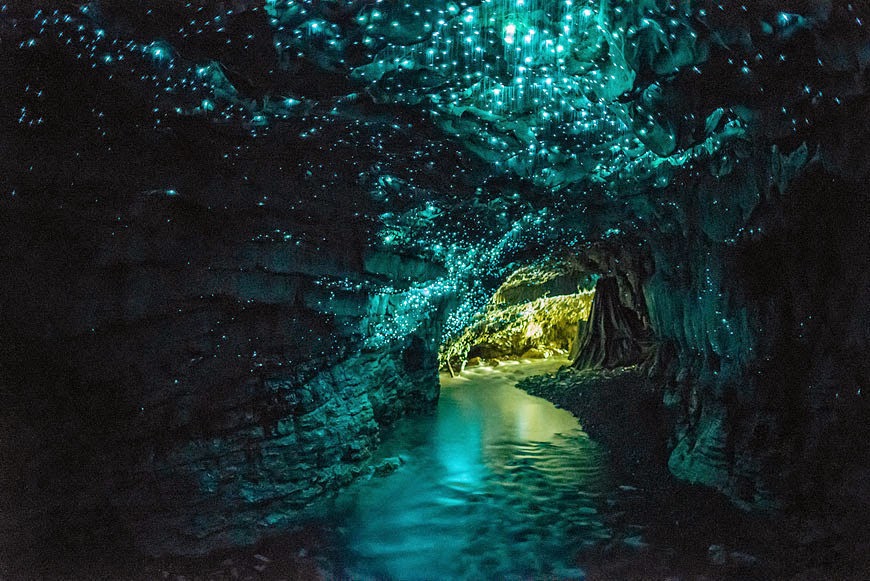 vista de las cuevas con un rio interno, el agua y alrededores son de azul brillante