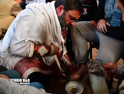 Ιερέας στο Ναύπλιο έπλυνε τα πόδια μικρών παιδιών σε ανάμνηση του Μυστικού Δείπνου 