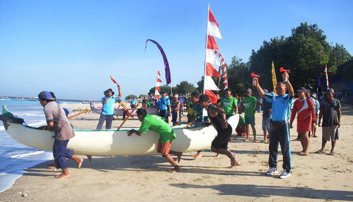 Lomba Dayung Perahu Tradisional Semarakkan 71 Tahun TNI AL di Bali
