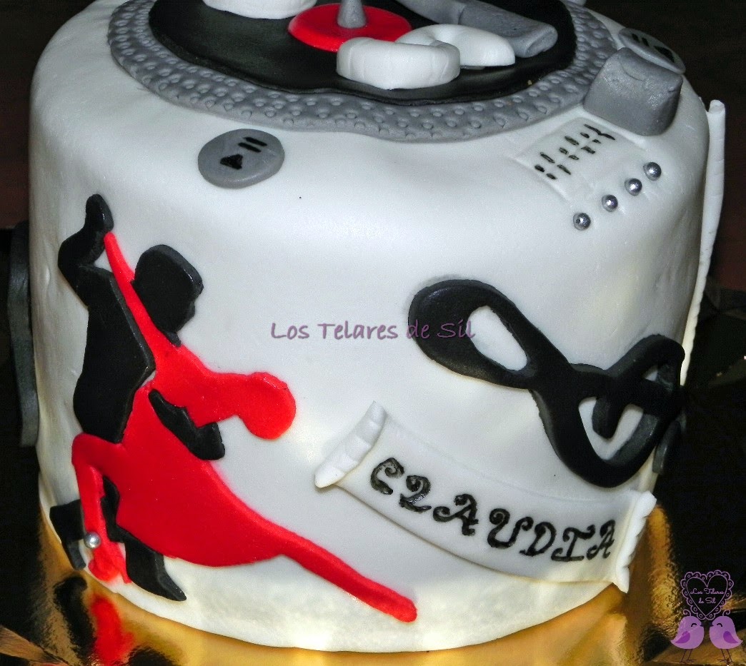 TARTA MUSICAL CON FONDANT Y BIZCOCHO RED VELVET tarta-musical-con-fondant-y-bizcocho-red-velvet