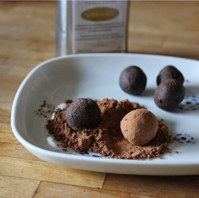 Truffes au chocolat et à l'huile d'olive https://cuillereetsaladier.blogspot.com/2015/01/truffes-au-chocolat-et-lhuile-dolive.html