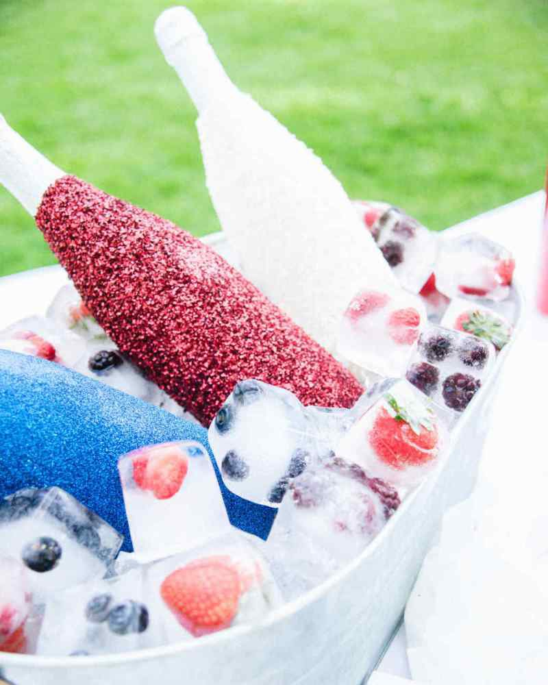 Creative and Easy Ideas for Your 4th of July Party - DIY crafts, decorations, recipes and free party printables to help you celebrate in style with ease! curated by BirdsParty.com @birdsparty #4thjuly #easycrafts #4thjulycrafts #diy #crafts #redwhiteblue
