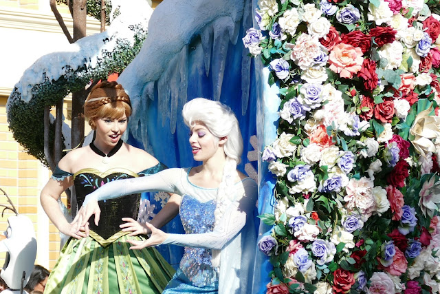 Festival of Fantasy parade Anna and Elsa
