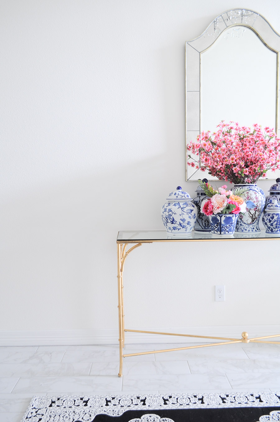 Why I chose to have all white walls in my new home. (I love all the contrast and metallic accents in this house!) Why I chose to have all white walls in my new home. (I love all the contrast and metallic accents in this house!)