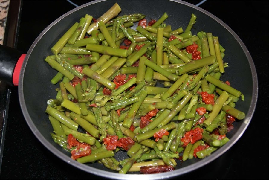 receta de tortilla de espárragos y chorizo paso 3
