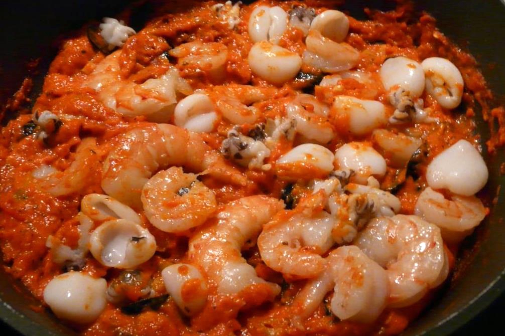 Kulinarische Welten zu Fisch- und Meeresfrucht: Garnelen und Sepien mit ... Kulinarische Welten zu Fisch- und Meeresfrucht: Garnelen und Sepien mit ...