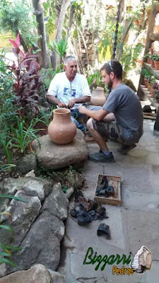 Bizzarri com seu genro Lorenzo Nogarè executando o paisagismo com as pedras ornamentais com o pote de barro, o piso de pedra no Restaurante Recanto das Pedras em Atibaia-SP.