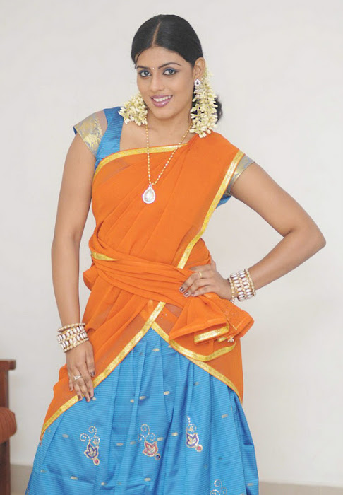 Iniya actress cute dress stills and photos