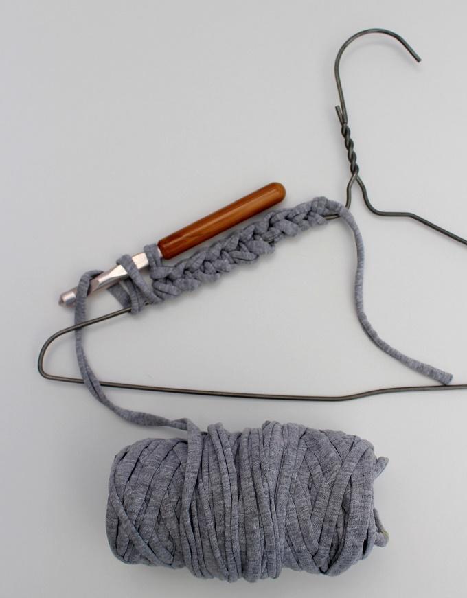 How to recycle a wire coat hanger with crochet, a simple diy tutorial