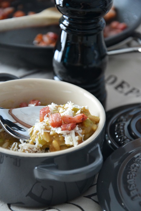 zuppa di avena e piselli al pomodoro, con pancetta croccante e ricotta salata