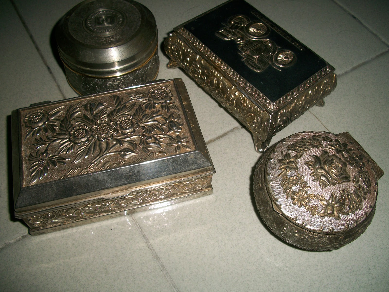 collectible items: 4 pieces of Vintage PEWTER box