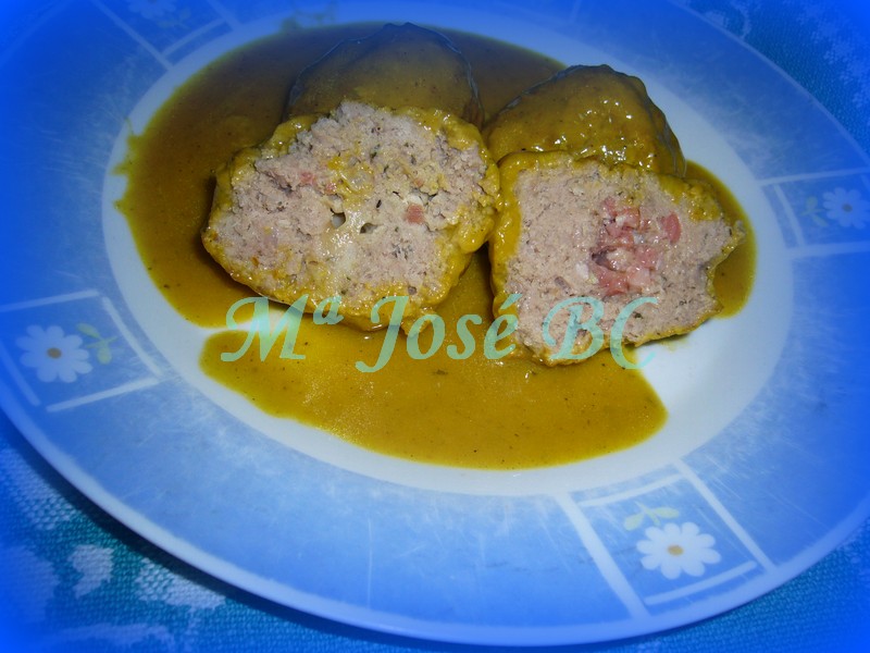 Albondigones+rellenos+en+salsa+de+cebolla+(1).JPG