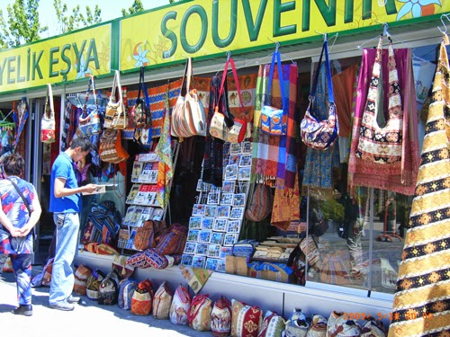  a souvenir shop　